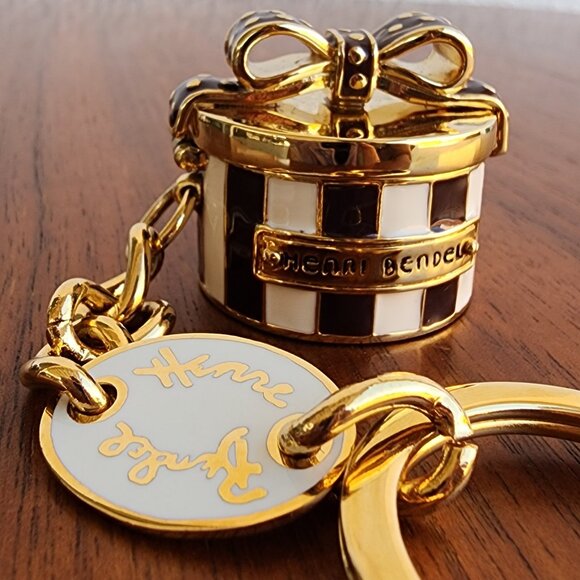 NWOT Henri Bendel Hat Box Keychain Goldtone Stripes Polka Dot Bow w/Dust Bag - Picture 4 of 8